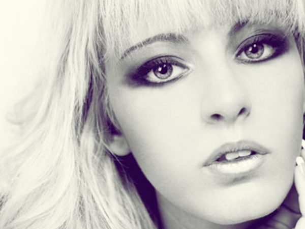 <span>Retoque fotográfico</span><i>→</i>